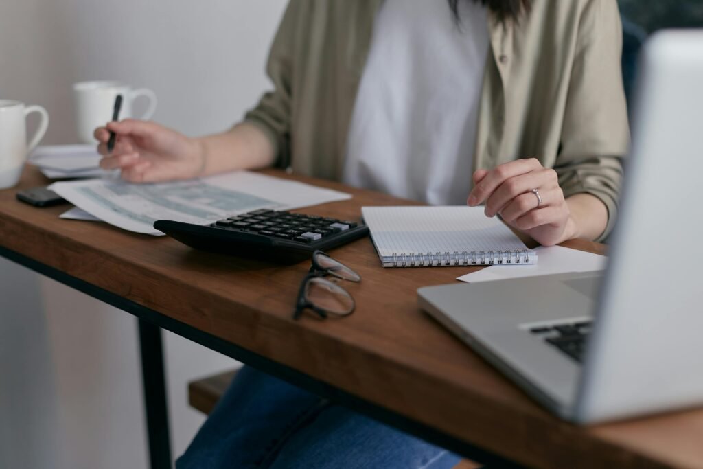 Accountant at a desk looking for a job